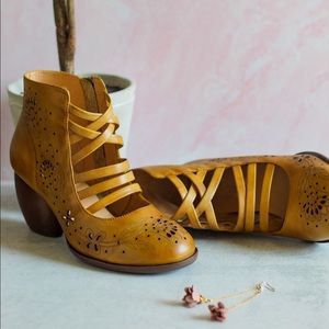 ModCloth Prairie Boots